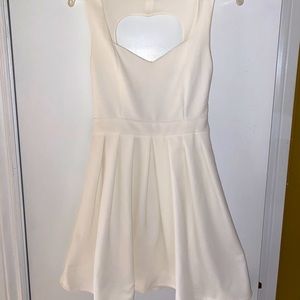 WHITE BACK HEART DETAIL DRESS 🤍